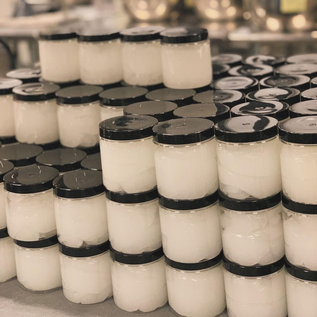 Pots de chantilly alignés au laboratoire